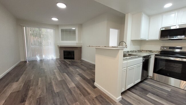 Building Photo - River Colony townhome - centrally located
