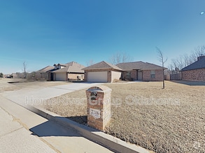 Building Photo - 2206 Brook Dr