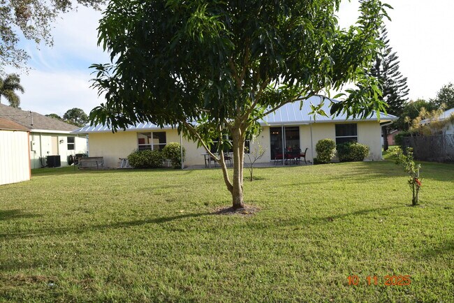 Building Photo - 1657 SW Duclair Ave