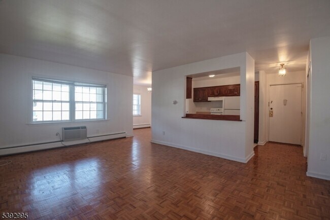 Building Photo - 135 S Maple Ave