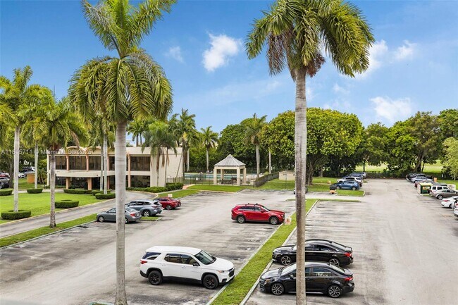 Building Photo - 9340 Fontainebleau Blvd