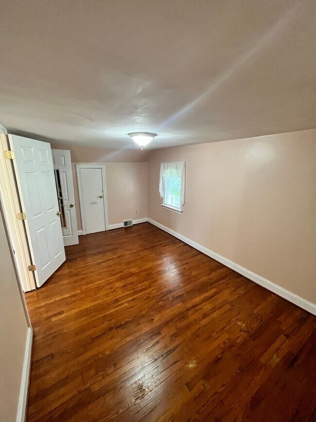Building Photo - Welcome to 1826 Otts Chapel Road!