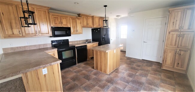 Building Photo - 2 Bedroom 1.5 Bathroom & 1 Car Garage For ...