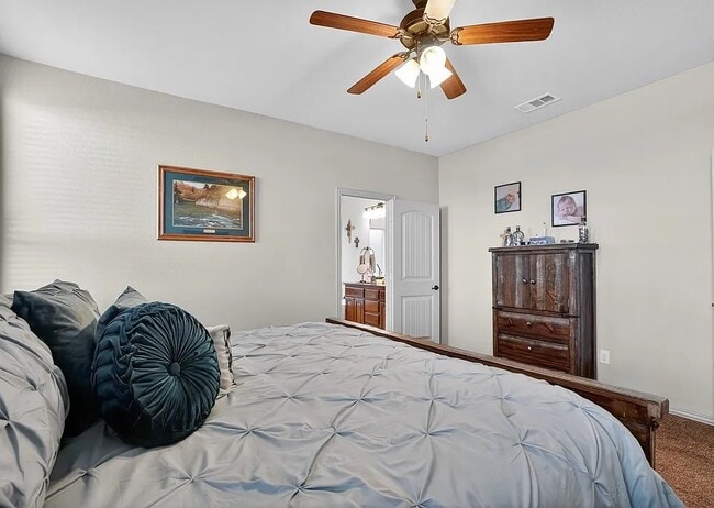 Building Photo - Comfy 3 Bed/2 Bath Midland Home with all appliances, backyard, attached garage, 6 min to grocery ...
