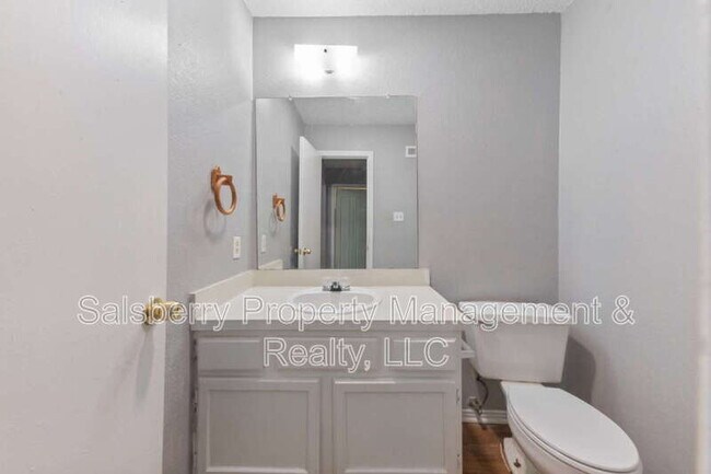 Building Photo - 5829 Shadydell Dr