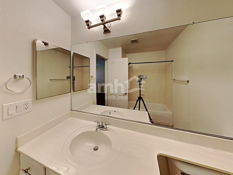 Building Photo - 907 N Albert Dr