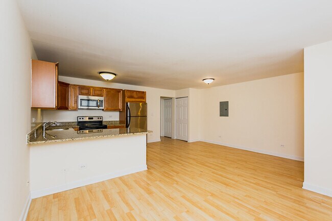 Building Photo - 1004 S Des Plaines Ave