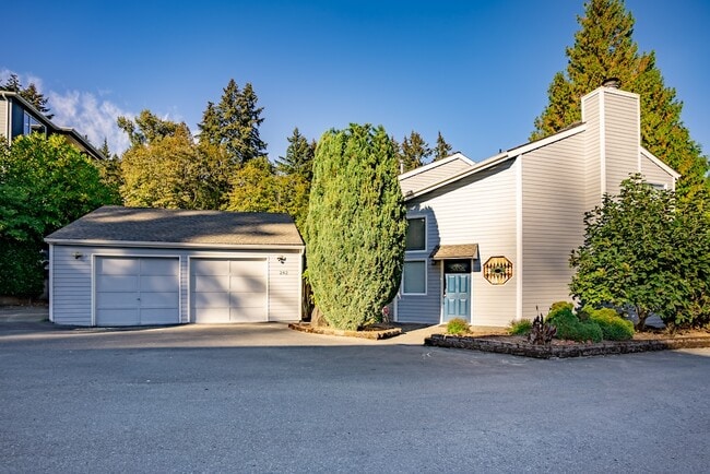 Building Photo - 242 W Lake Sammamish Pkwy SE