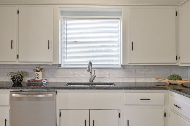 Building Photo - 4013 Mallard Dr