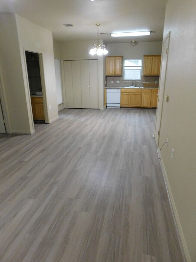 Building Photo - 1811MAPLE