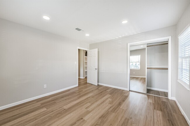 Building Photo - 1266 Dove St