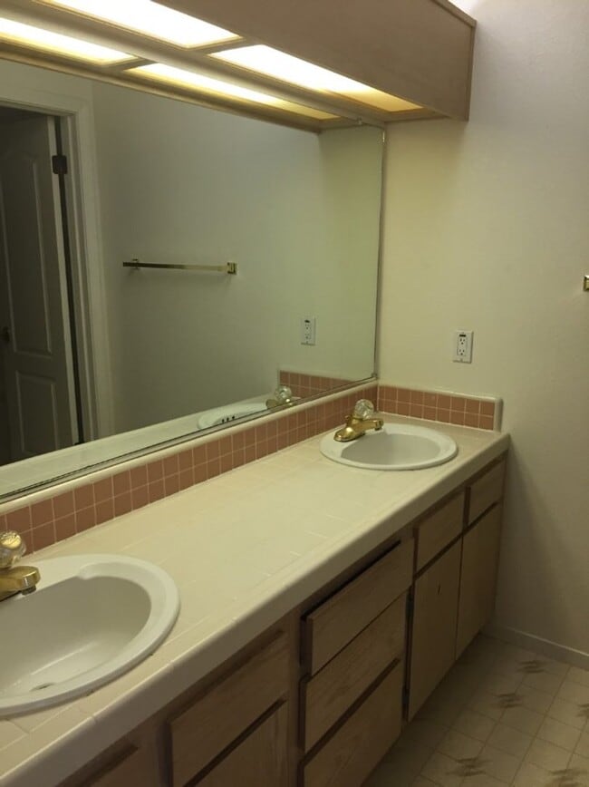 Building Photo - Great 2 bedroom 1.5 Bath condo