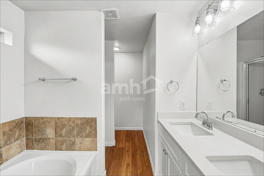 Building Photo - 3934 Hawthorn Glen Ct