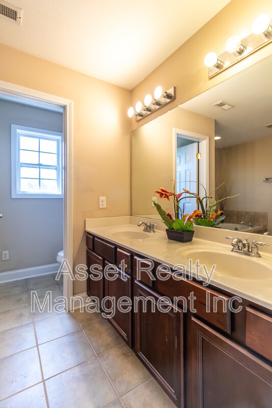 Building Photo - 8334 Bay Gardens Ln