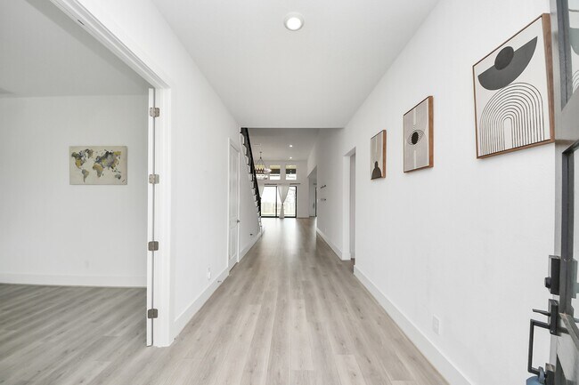 Building Photo - 10235 Forest Lake Dr