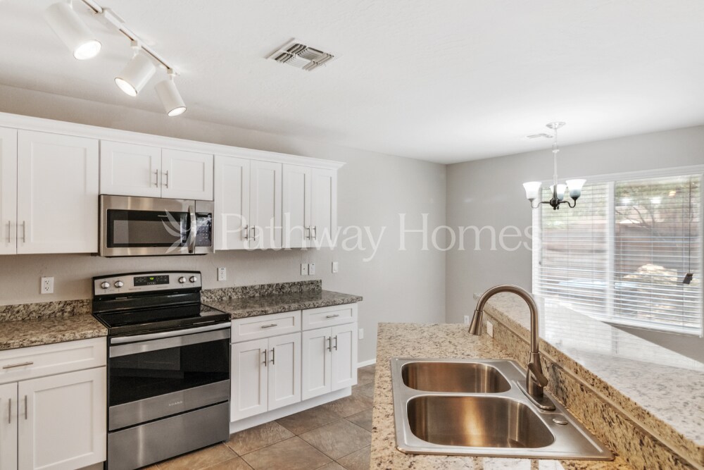 Building Photo - 31420 N Shale Dr
