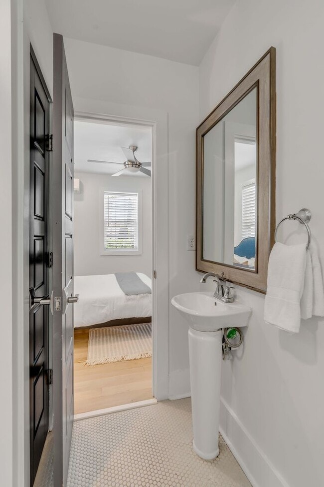 Building Photo - Fully Furnished Downtown Rental