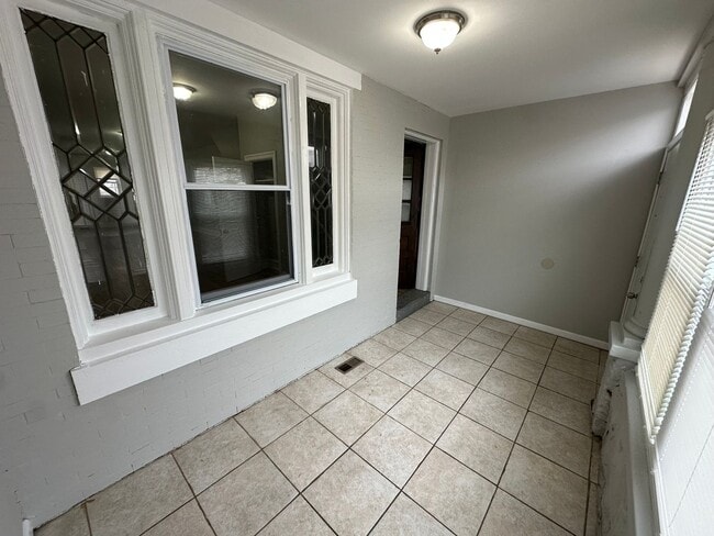 Building Photo - 440 W Fisher Ave