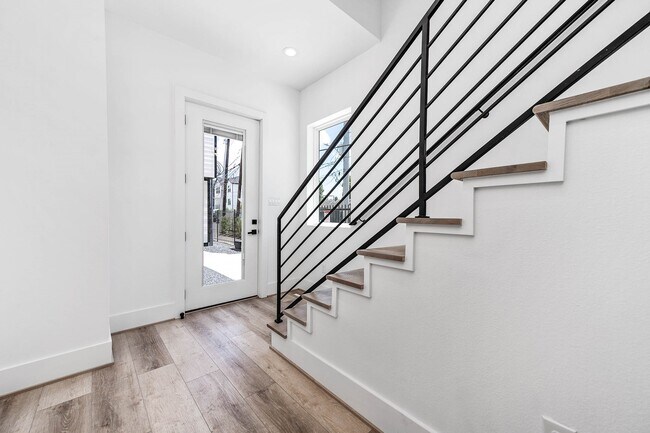 Building Photo - 313 N Nagle St
