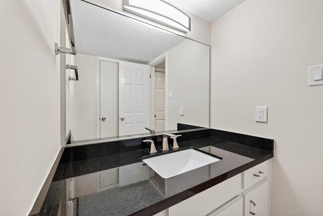 Building Photo - 1698 Creekside Dr