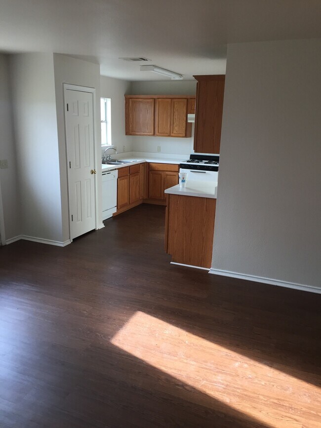 Building Photo - Del Valle Home