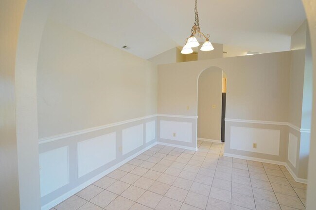 Building Photo - 1908 Wagon Wheel Cir W