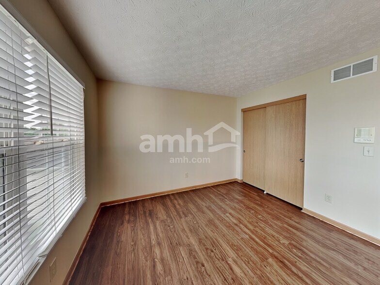 Building Photo - 452 Crestmoore Dr