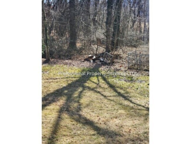 Building Photo - Country Living Near Commuter Routes