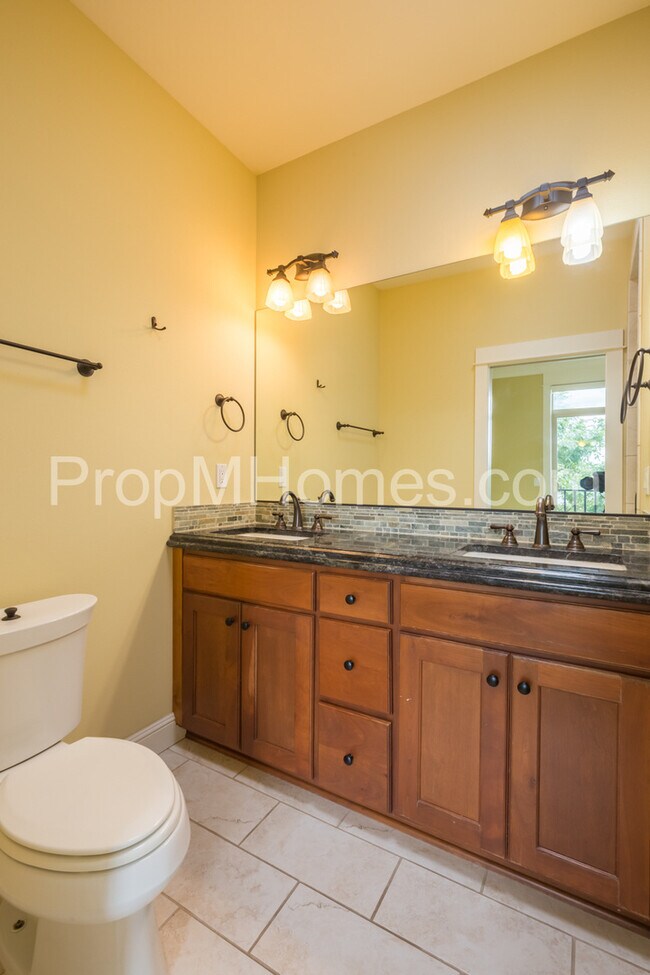 Building Photo - Prime Location - Luxury Two Bedroom Townhouse with Stylish Amenities