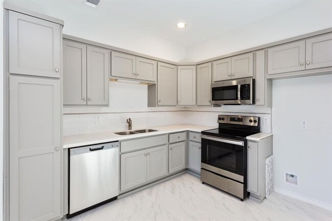 Building Photo - 11623 Waldemar Dr
