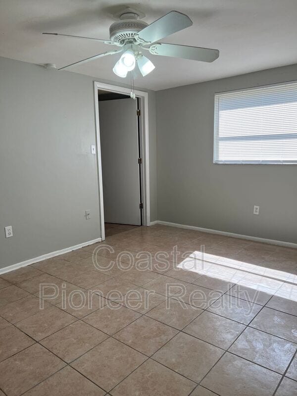 Building Photo - 5825 Elm St