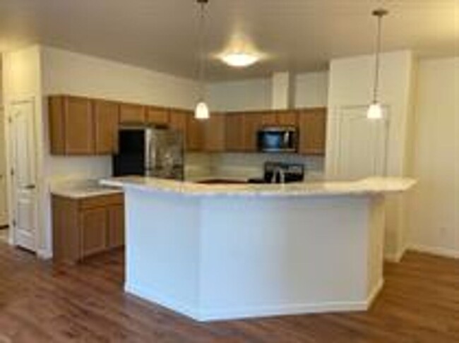 Building Photo - 3 bedroom, 2 bath, 1 car garage townhouse ...