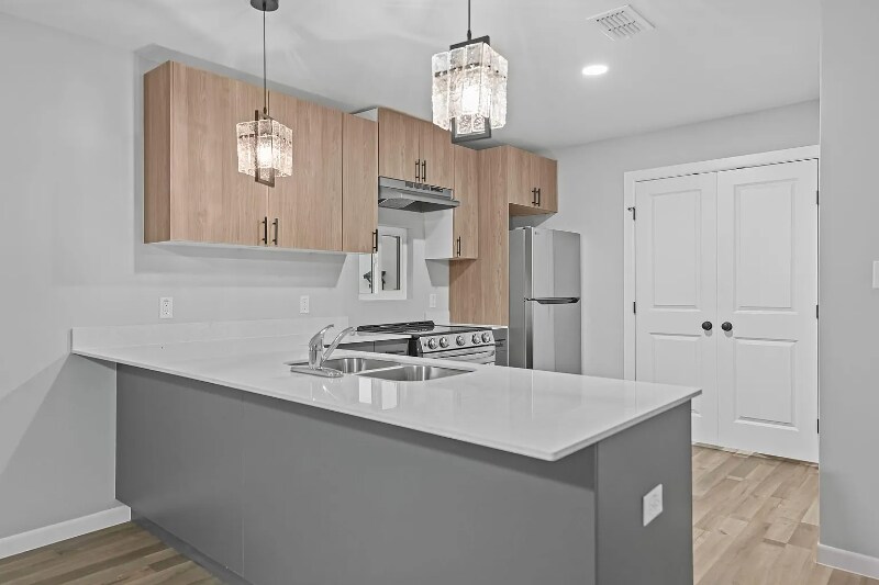 Building Photo - 905 Pleasantview Dr