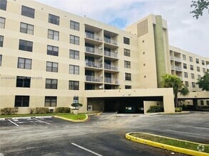 Building Photo - 901 Hillcrest Dr