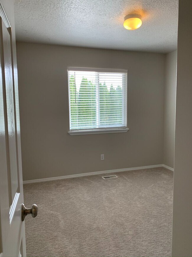 Building Photo - Great 3 bed 2 bath home in a the quiet Rai...