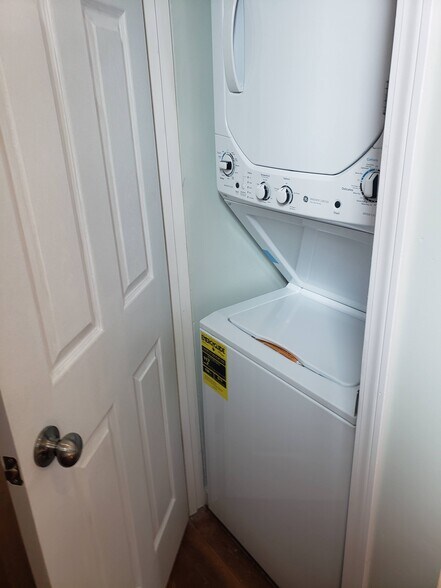 Washer Dryer - 836 York St