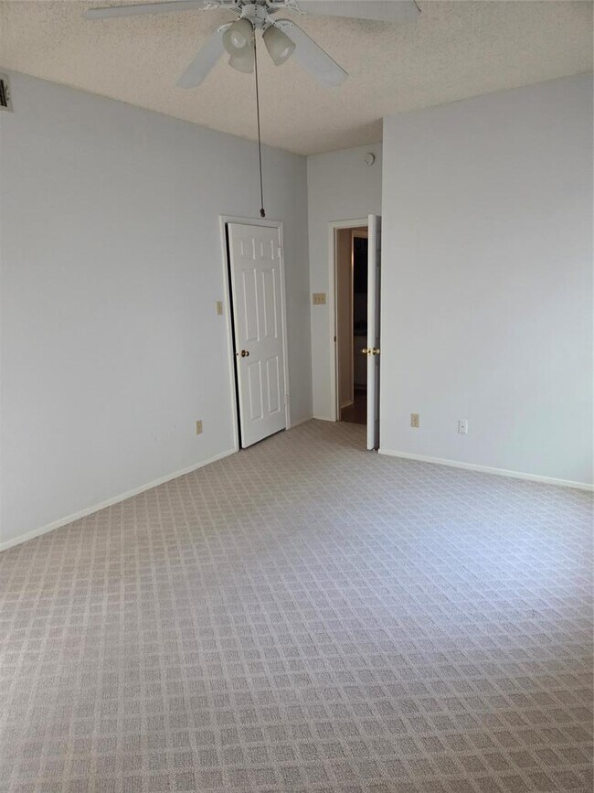Building Photo - 8111 Baywood Dr