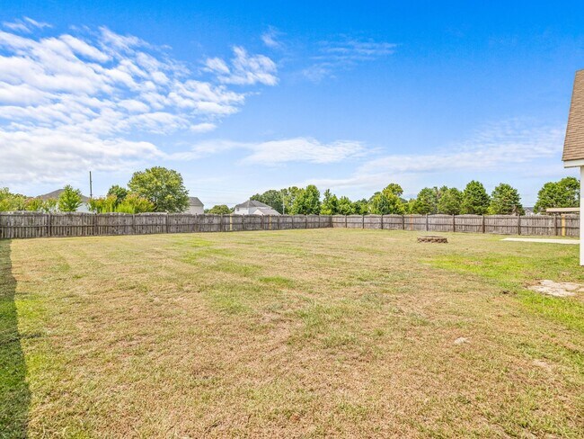 Building Photo - Country Living!