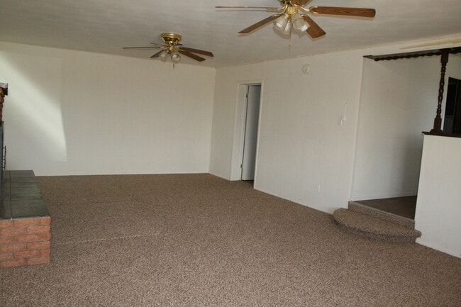 Building Photo - LARGE COUNTRY HOME NEAR ENMU