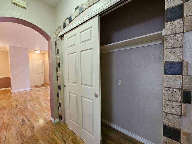 Building Photo - Spacious 2 Bedroom 2 Bath Condo - Close To Buckley AFB, DIA, DTC - Garage