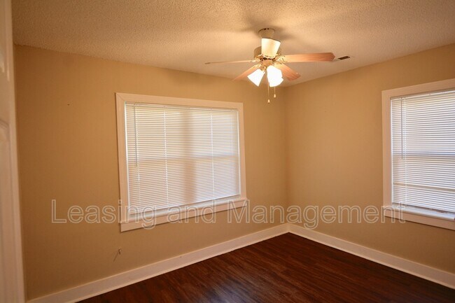 Building Photo - 632 White Oak Dr