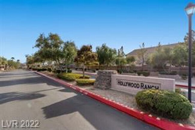 Building Photo - Large Spacious 3 Bedroom Townhome with Com...