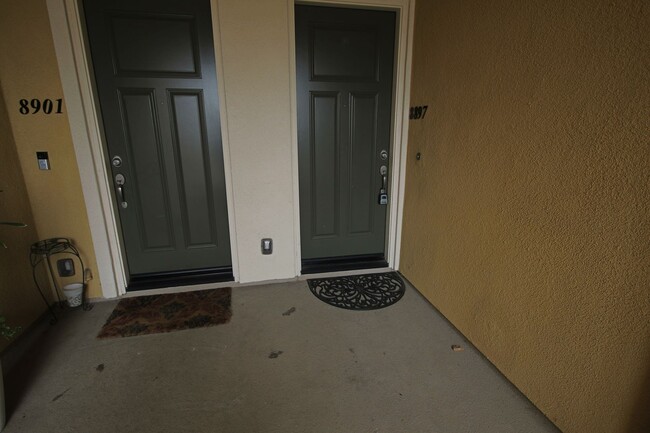 Building Photo - 2 Bedroom/2.5 Bath Townhouse