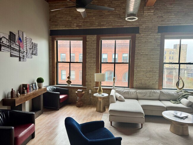 Building Photo - 205 N Water St