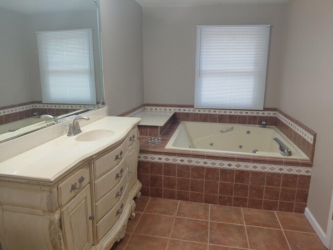 Building Photo - 3507 Lakeside Ct