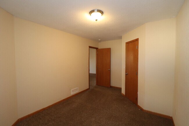 Building Photo - Spacious Duplex for Rent