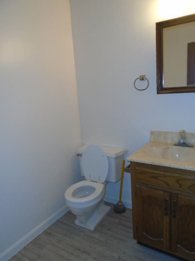 Building Photo - 706 Ridgewood Dr