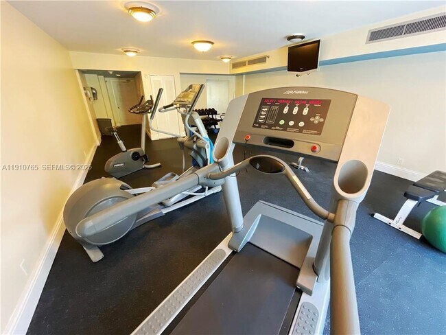 Building Photo - 2300 NE 33rd Ave