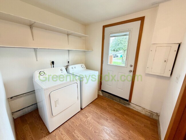 Building Photo - Awesome Mid-Century Classic 3-Bedroom House in NE Portland - $100 OFF FIRST MONTH