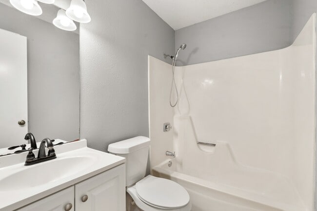 Building Photo - 2220 Spruce Dr